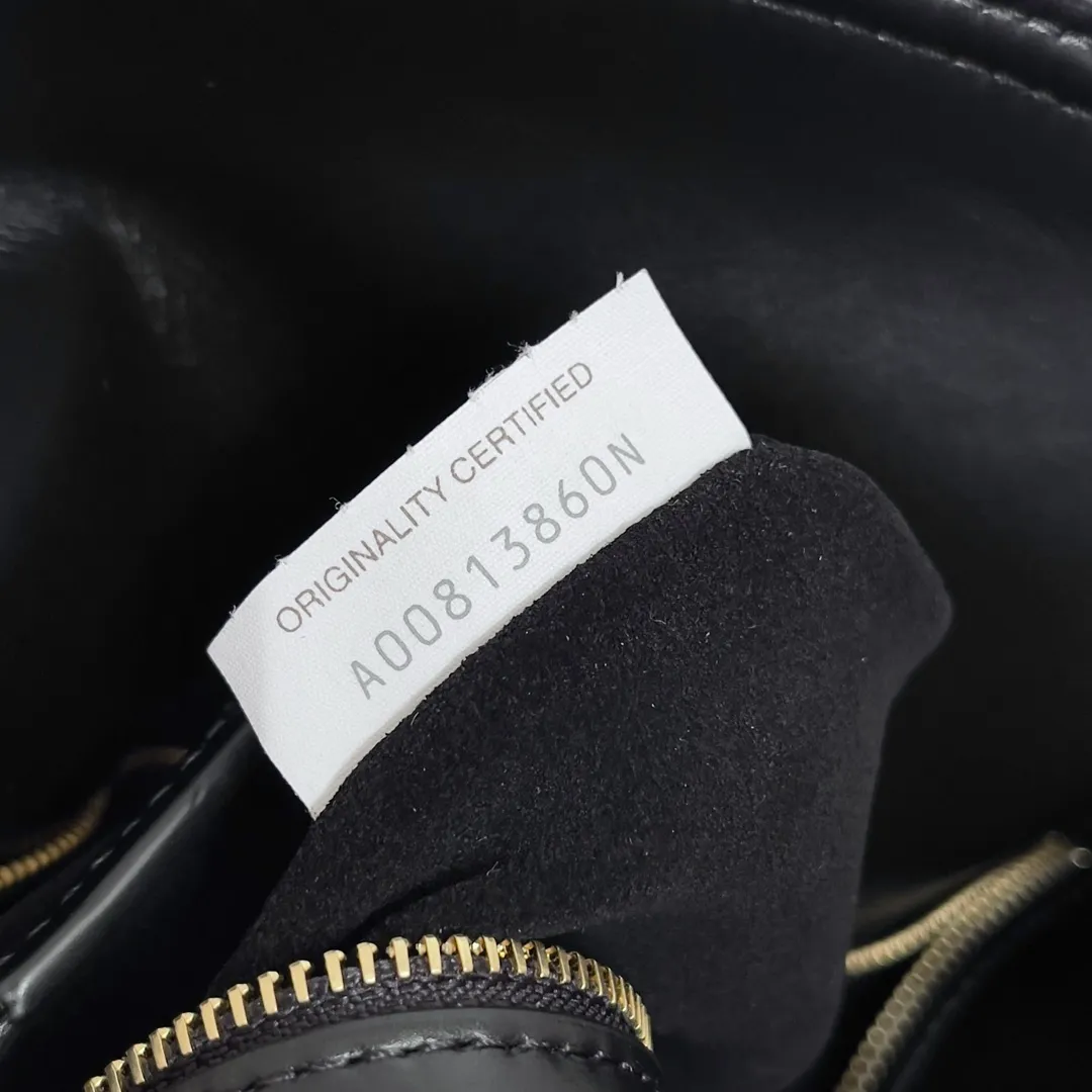 Batch 1680 Inspired by the 1970s, the Bottega Veneta women's logo shoulder bag has a smooth leather surface that brings a clean and handsome feel, just like the neatness and tenacity of a working woman. The front buckle is made of high-quality hardware pendant, the overall retro elegance, and the excellent leather feels soft. This Bottega Veneta series can be described as beautiful, weakening the complexity of the outfit, not competing for it, and only using the best quality to interpret itself. Style number: 806034 (large size) Size: 30*20*8cm